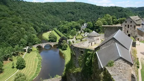 De Semois en de brug in Bouillon, met de burcht erboven