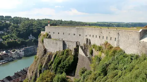 De citadel van Dinant op de rots boven de Maas