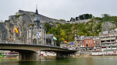 Sfeerfoto: de Charles de Gaullebrug over de Maas met de collegiale kerk en de citadel van Dinant