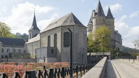 Sfeerfoto: de Sint-Nicolaaskerk en het kasteel van Durbuy aan de rand van het oude centrum
