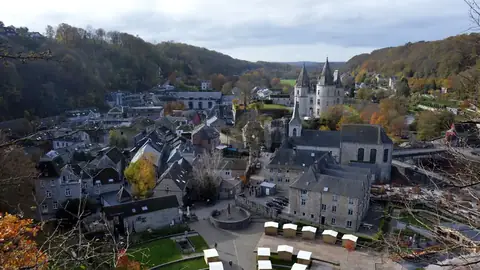 Sfeerfoto, niet het labyrint: uitzicht over de daken en het kasteel van Durbuy in de herfst