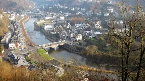 Sfeerfoto, niet het dierenpark: herfstig uitzicht op Bouillon en de bruggen over de Semois