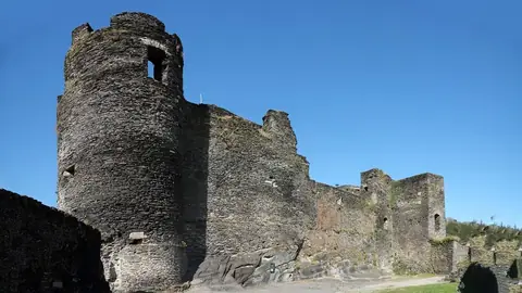 De ronde torens en muren van de feodale burcht van La Roche-en-Ardenne
