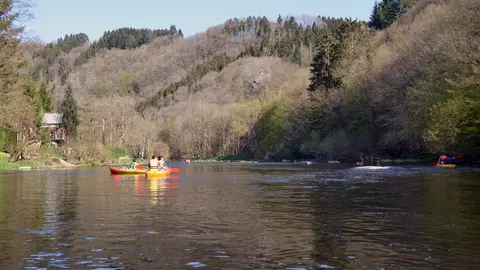 Kajakkers op de rustige Ourthe tussen Nisramont en La Roche-en-Ardenne