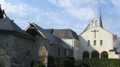 Sfeerfoto, niet de grot: de abdij Notre-Dame de Saint-Remy bij Rochefort