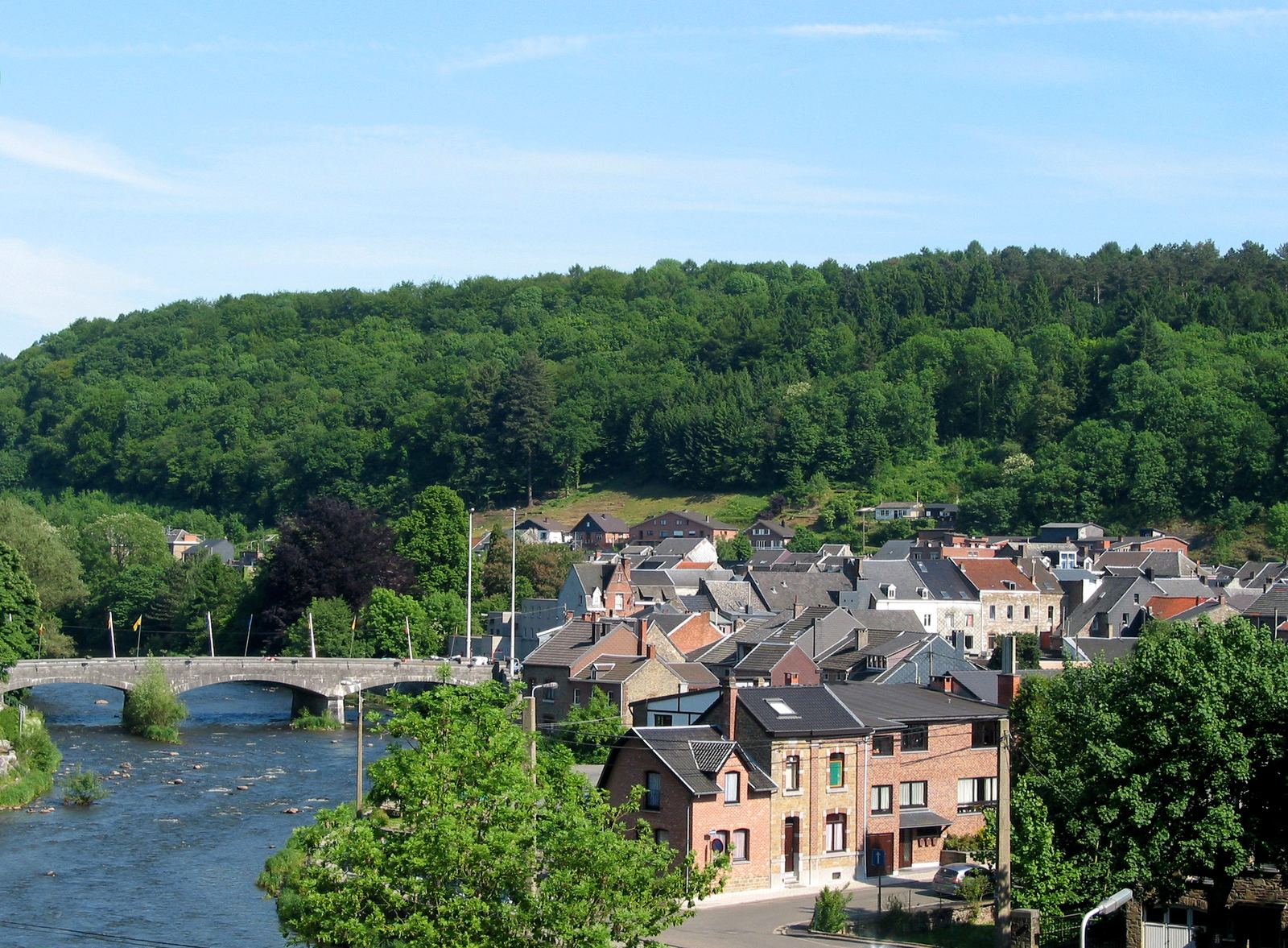 De stenen brug over de Amblève en de huizen van Aywaille