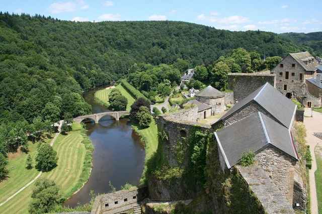 De Semois en de brug in Bouillon, met de burcht erboven