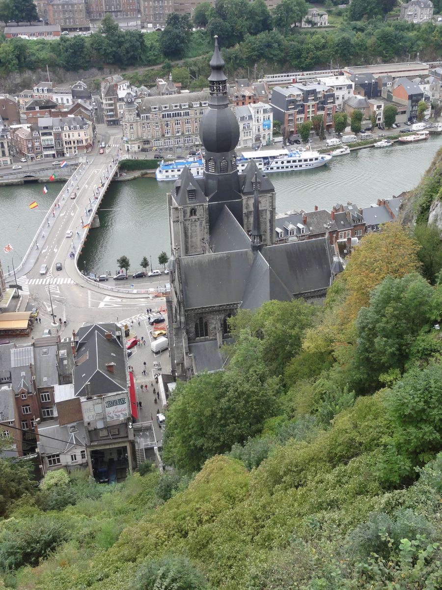 Uitzicht vanaf de citadel van Dinant op de kerktoren, de brug en de Maas