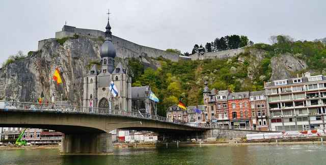 De Charles de Gaullebrug over de Maas met de collegiale kerk en de citadel van Dinant