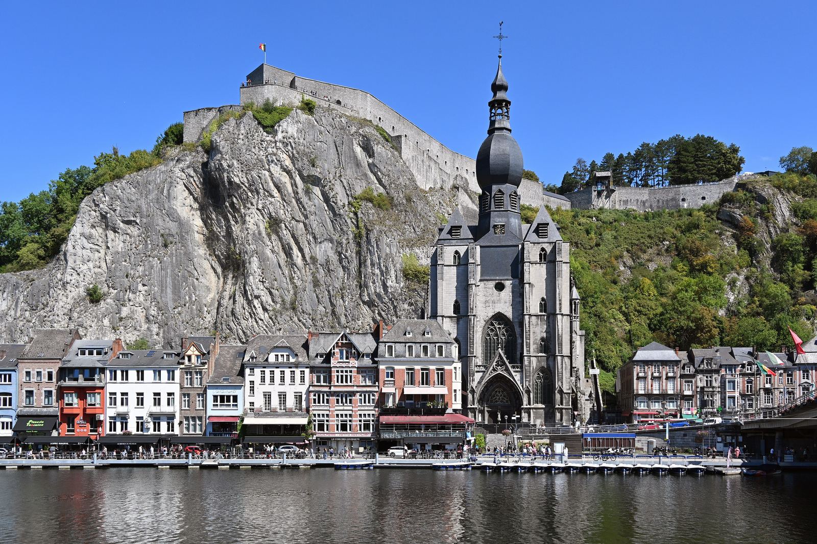 De collegiale kerk met uivormige toren en de citadel op de rots boven de Maas in Dinant