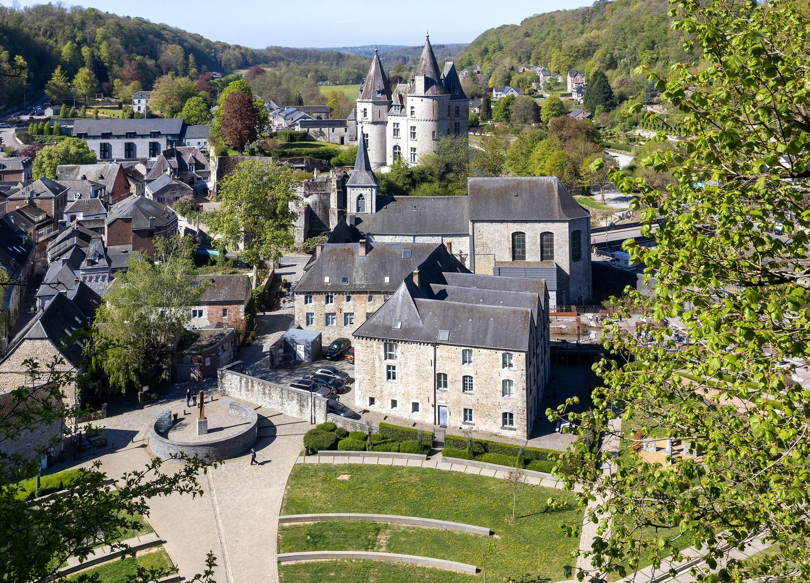 Het kasteel en de leien daken van Durbuy, gezien vanaf de top van de Anticlinal