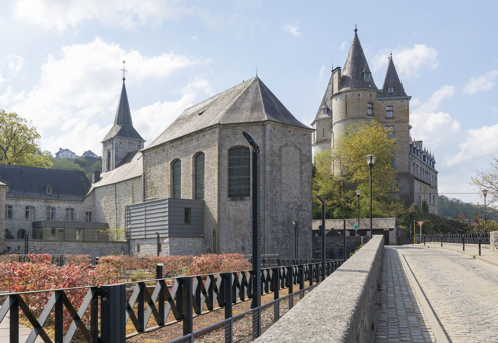 De Sint-Nicolaaskerk en het kasteel van Durbuy aan de rand van het oude centrum