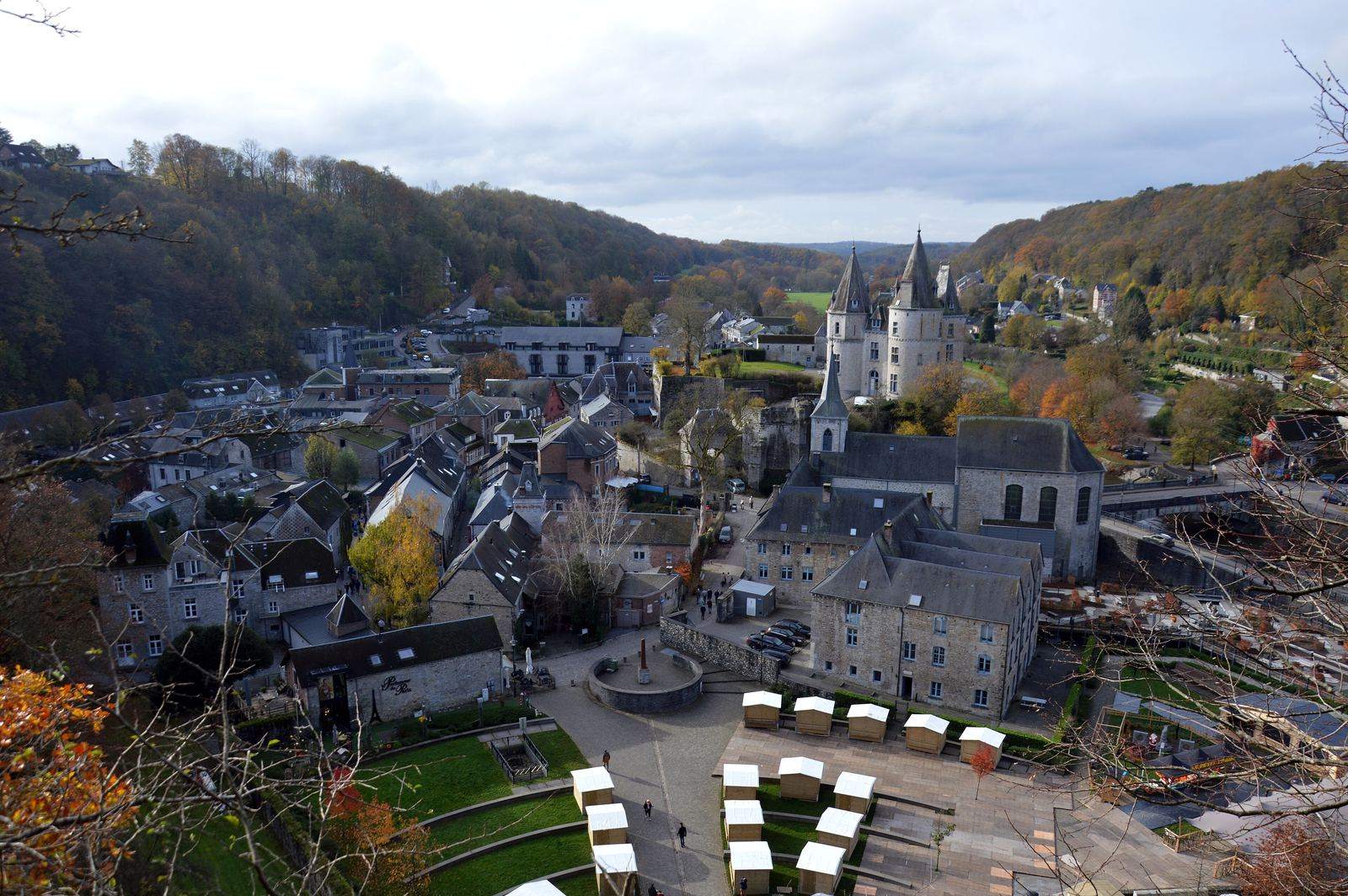 Utsikt fra Anticlinal over takene og slottet i Durbuy om høsten