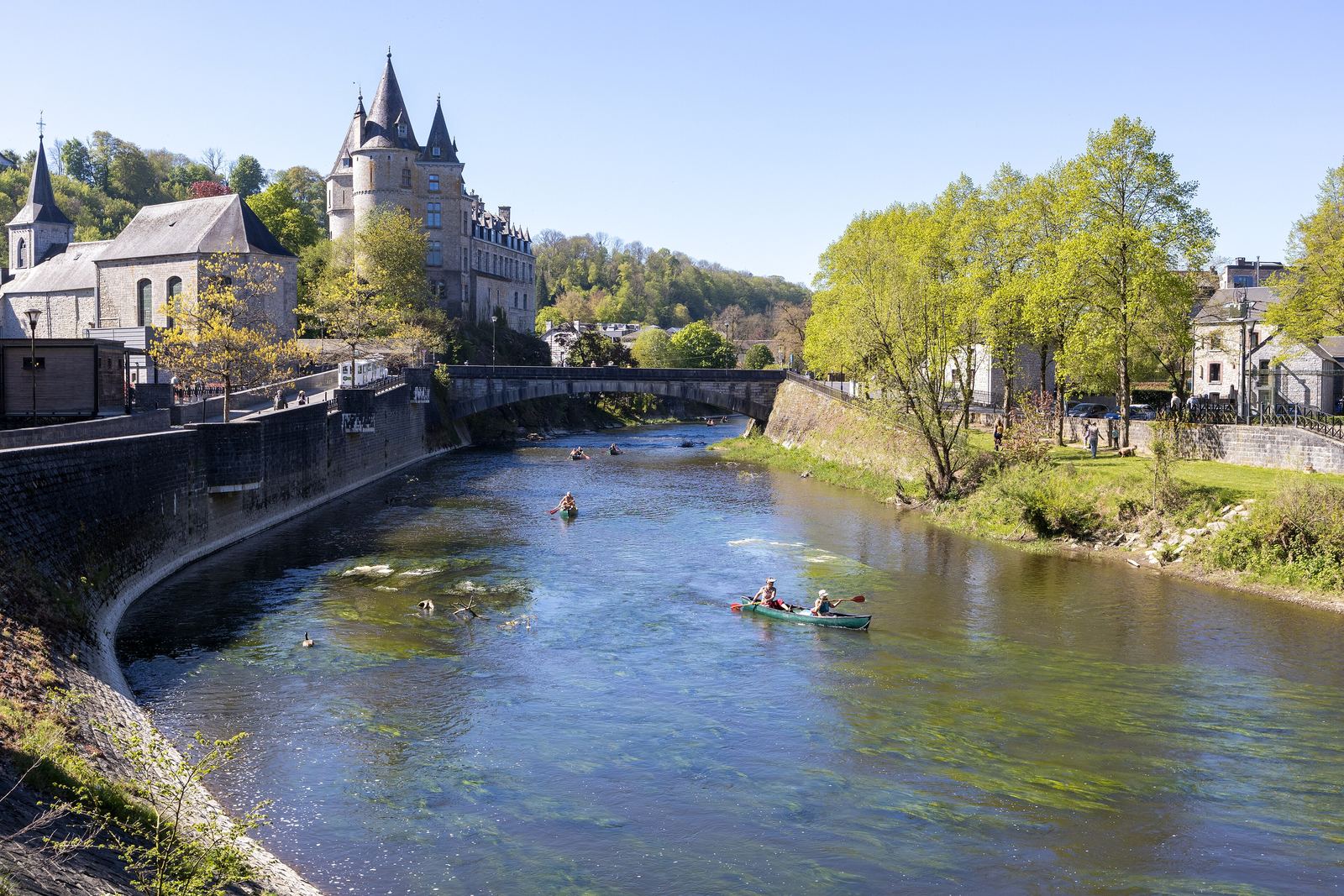 De Ourthe stroomt langs het kasteel en de oude huizen van Durbuy