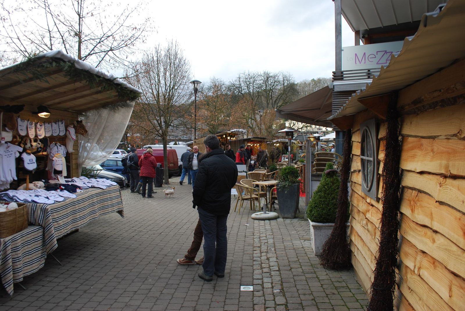 Houten kraampjes van de winter- en kerstmarkt in de straten van Durbuy op nieuwjaarsdag