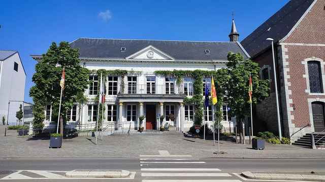 Het stadhuis aan de Rathausplatz in het centrum van Eupen