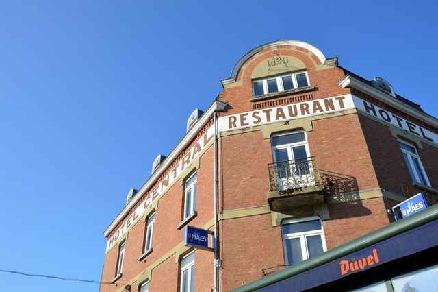 Het oude Hôtel Central in het dorp Han-sur-Lesse