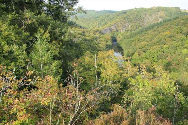 De meanders van de Ourthe onder de rotsen van Le Hérou