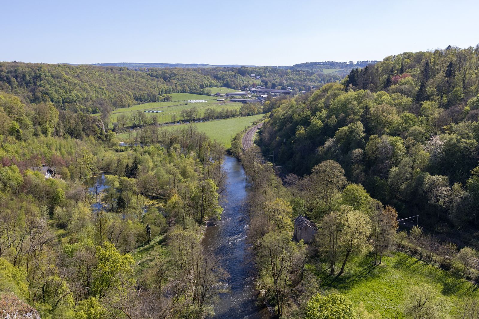 Uitzicht vanaf de burchtruïne van Logne over de beboste vallei van de Ourthe in de Belgische Ardennen