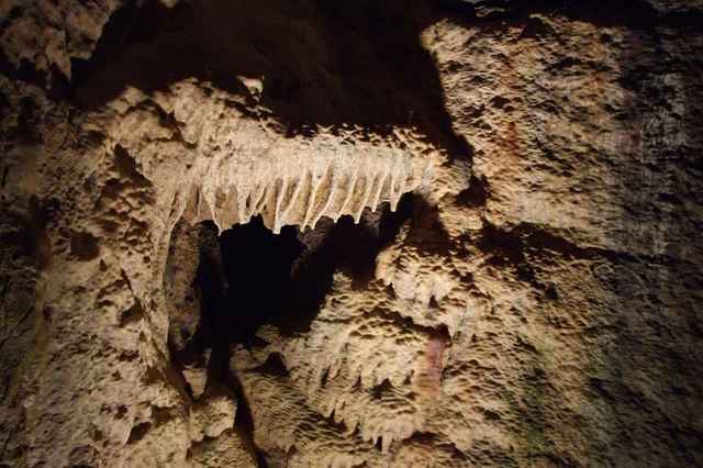 Dryppstein formet som et forheng på fjellveggen i Grottes de Hotton
