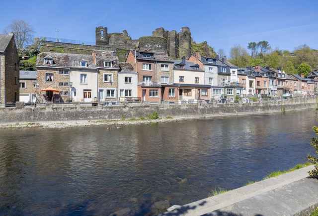 De kades langs de Ourthe in La Roche-en-Ardenne met de burchtruïne op de heuvel