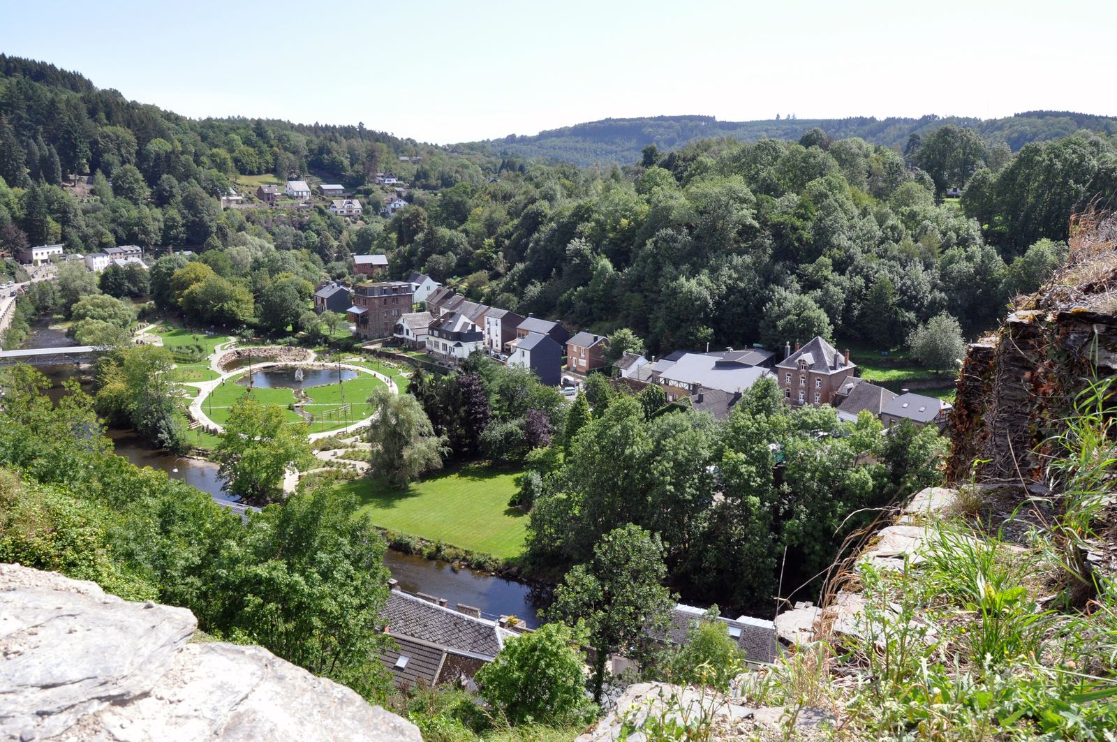 Uitzicht vanaf de burcht van La Roche-en-Ardenne op het stadje en de groene heuvels