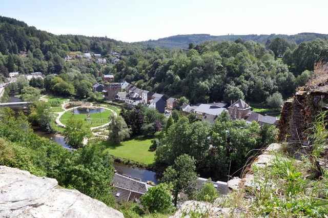 Utsikt fra borgen i La Roche-en-Ardenne over byen og de grønne åsene