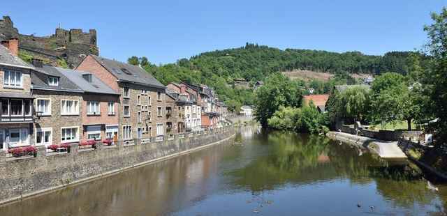 De Ourthe in La Roche-en-Ardenne, stroomopwaarts gezien