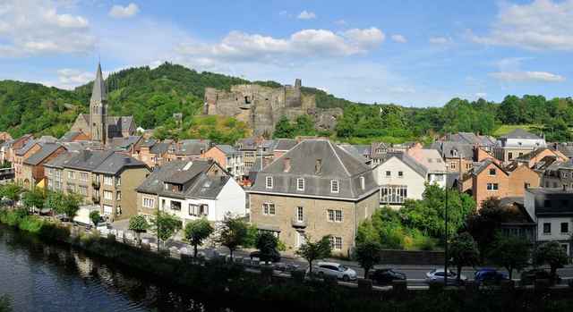 Panorama van La Roche-en-Ardenne met de burchtruïne, de kerk en de Ourthe