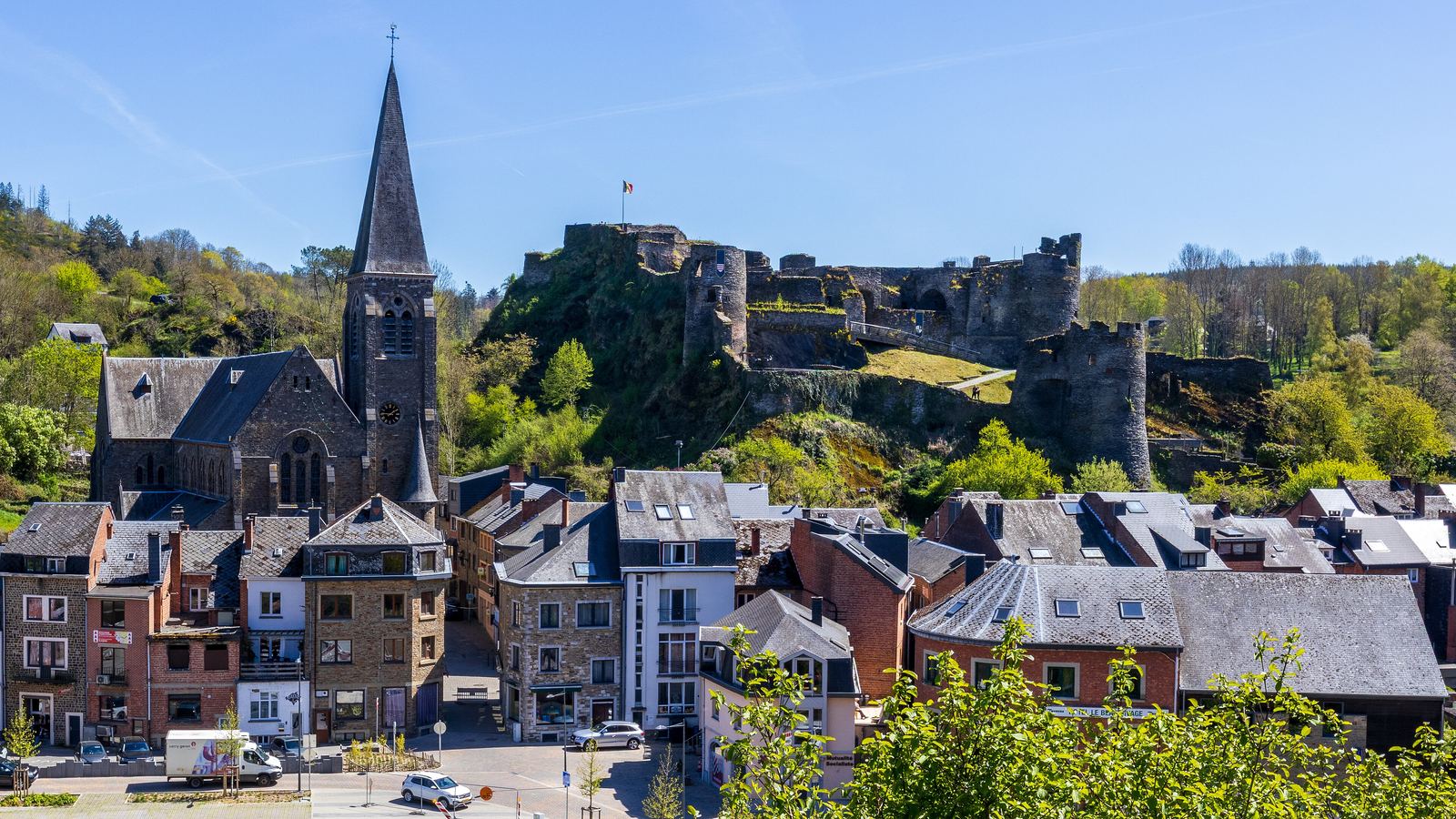 De middeleeuwse burchtruïne en de Sint-Nicolaaskerk boven de daken van La Roche-en-Ardenne