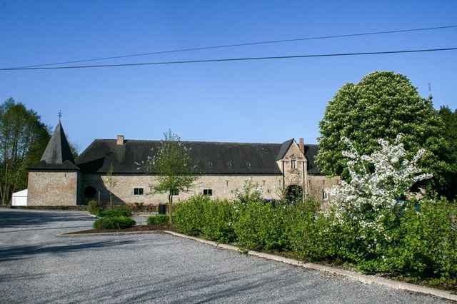 En fløy av slottet Lavaux-Sainte-Anne