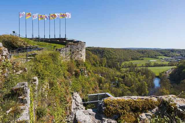 Borgruinen i Logne på klippene over den grønne Ourthe-dalen