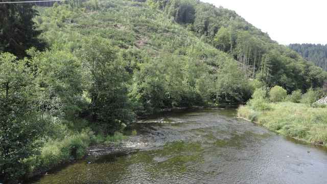 Ourthe og brua i Maboge, mellom skogkledde skråninger