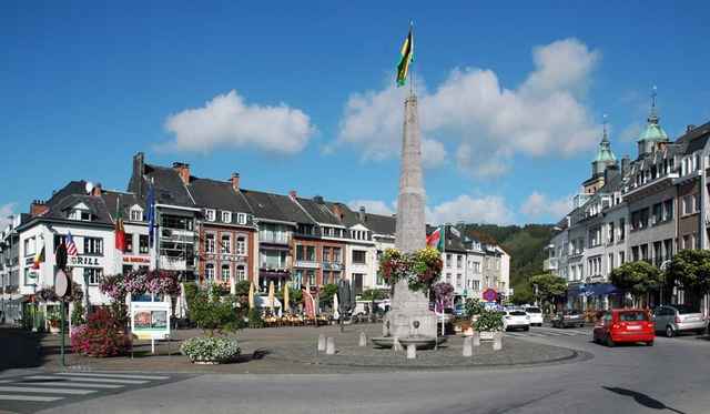 De Place Albert Ier in Malmedy met de obelisk en kleurrijke gevels