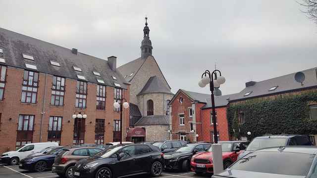 De Église des Jésuites in Marche-en-Famenne met ervoor het hotel Quartier Latin