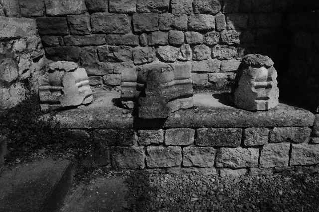 Steinskulpturer i ruinene av klosteret Orval (svart-hvitt-foto)