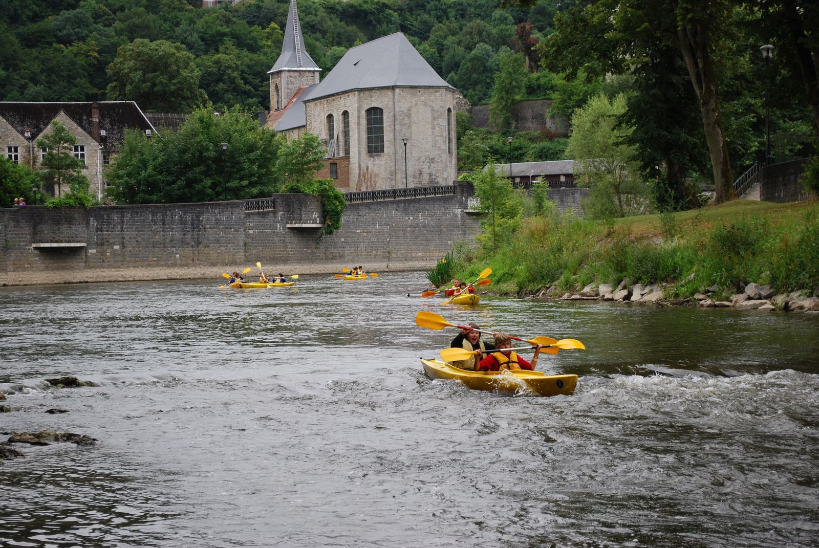 Kajaks op de Ourthe in Durbuy, met de Sint-Nicolaaskerk erachter
