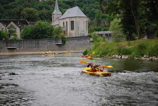 Kajakker på Ourthe i Durbuy, med Sankt Nikolas-kirken bak