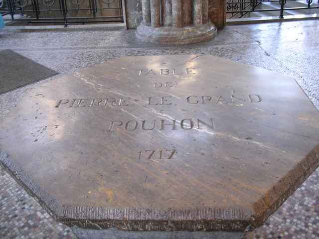 Inscriptie in de vloer van de Pouhon Pierre-le-Grand