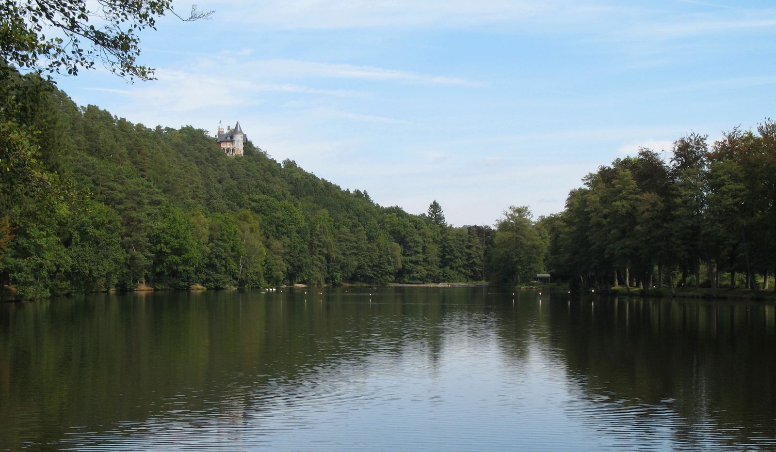 Het meer van Warfaaz bij Spa, omringd door bossen