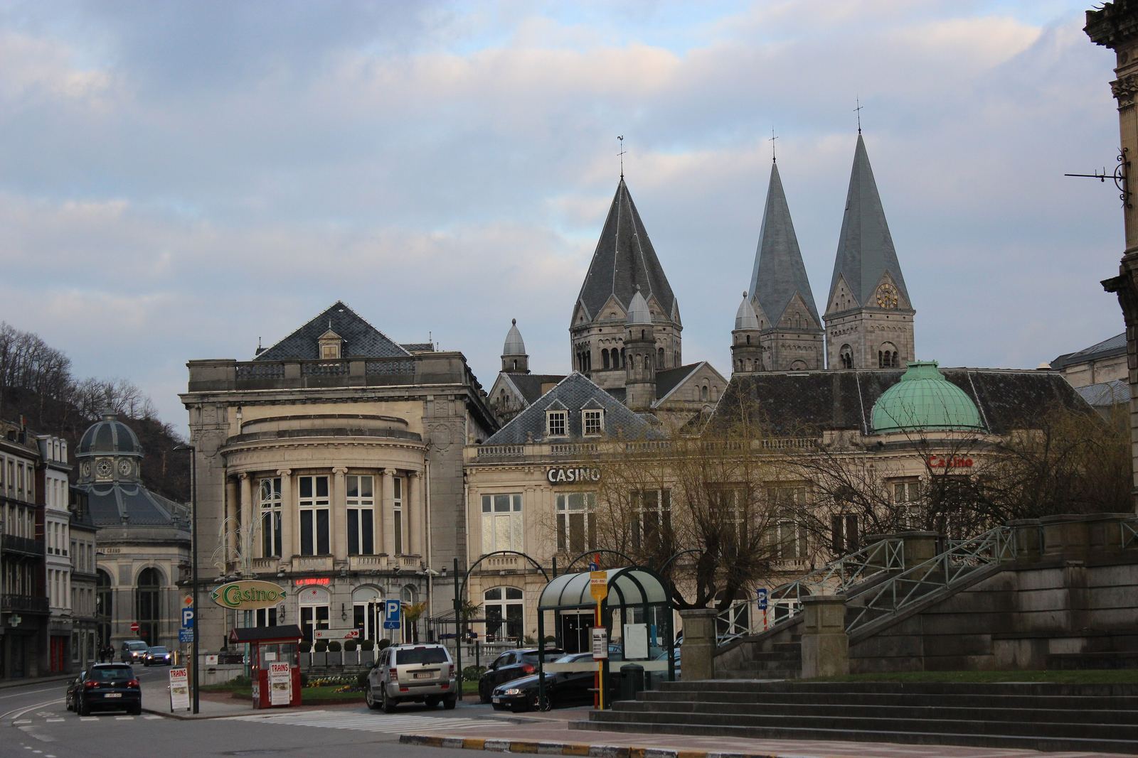 Het centrum van Spa met historische badgebouwen en kerktorens