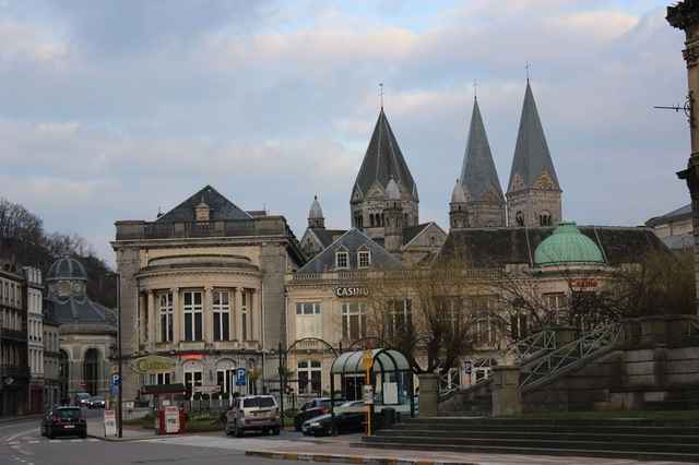 Het centrum van Spa met historische badgebouwen en kerktorens