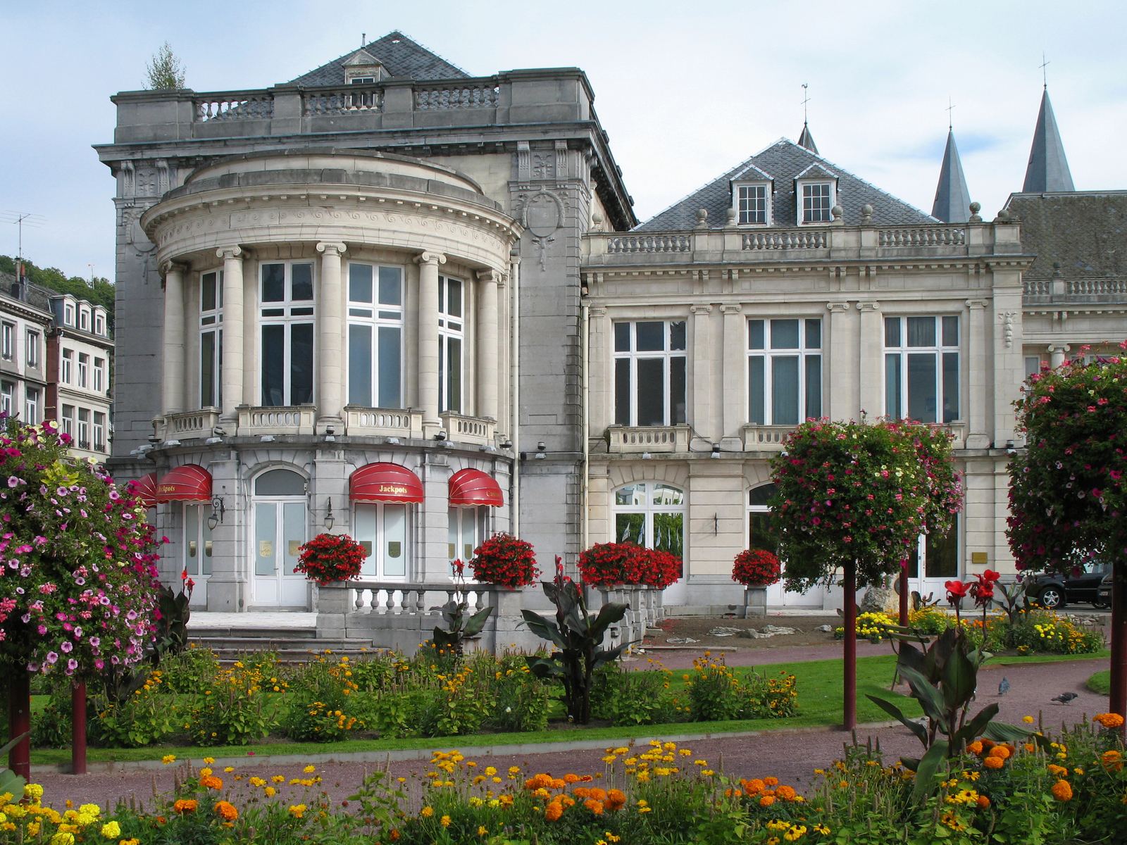 Het casino van Spa met de bloemperken ervoor