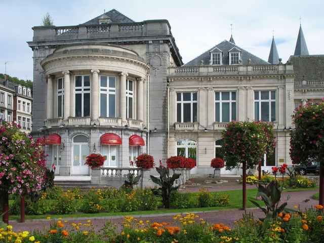 Het casino van Spa met de bloemperken ervoor