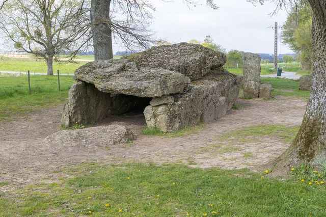 Dyssen Wéris I, et gravmonument av store steinheller på en eng ved Wéris